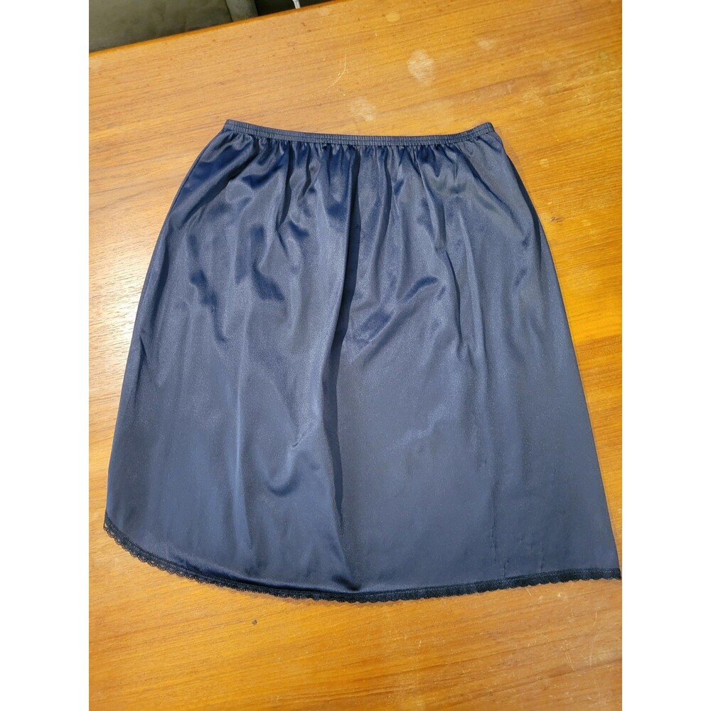 Vintage Half Slip SIZE MEDIUM short length 20" black nylon slit VASSARETTE